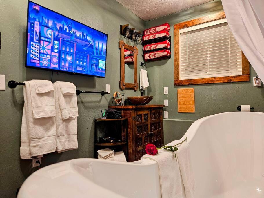 Private Cabin- Breakfast - Double Tub - 75In Tv - Sup - Washer Dryer - Bbq West Point Zewnętrze zdjęcie