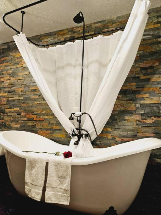 Private Cabin- Breakfast - Double Tub - 75In Tv - Sup - Washer Dryer - Bbq West Point Zewnętrze zdjęcie